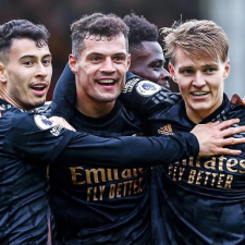 Die Neuzugänge schneiden gut ab, Arsenal führt die Tabelle weiter an