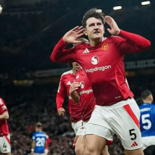 Manchester United besiegte Ipswich mit 3:2 und holte sich mit Mühe drei Punkte