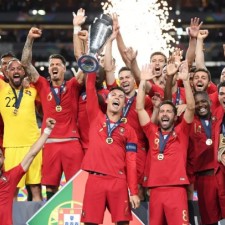 Cristiano Ronaldo hat zum ersten Mal den Pokal der UEFA Nations League gewonnen!
